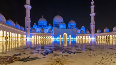 Şeyh Zayed 'in Ulu Camii gece saatlerinde aydınlandı. Aşırı hız, Abu Dabi, BAE. İç avluda. Dünyanın en büyük üçüncü camii.