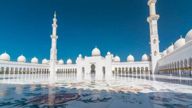 Birleşik Arap Emirlikleri 'nin başkenti Abu Dabi' deki Şeyh Zayed Büyük Camii zaman atlaması. İç avluda. Güneşli bir günde mavi gökyüzü