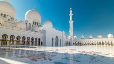 Birleşik Arap Emirlikleri 'nin başkenti Abu Dabi' deki Şeyh Zayed Büyük Camii zaman atlaması. İç avluda. Güneşli bir günde mavi gökyüzü