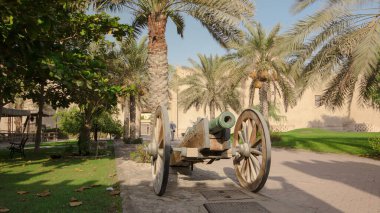 Ajman Müzesi 'ndeki tarihi kalede mavi gökyüzü, Birleşik Arap Emirlikleri ile hızlandırılmış zaman atlaması. Avuç içinin yanındaki eski top