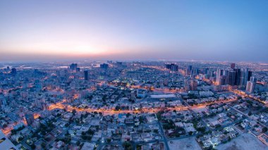 Ajman 'ın panoramik şehir manzarası. Gece gündüz çatıdan çatıya. Gün doğumundan önce geçiş zamanı. Ajman, Birleşik Arap Emirlikleri 'nde Ajman Emirliğinin başkentidir..