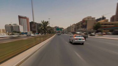 Gündüz vakti Ajman 'ın zaman ayarlı hiperhızlandırılmış caddelerinde sür. Ajman, Birleşik Arap Emirlikleri 'nde Ajman Emirliğinin başkentidir. Bulanık hareket