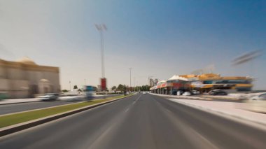 Gündüz vakti Ajman 'ın zaman ayarlı hiperhızlandırılmış caddelerinde sür. Ajman, Birleşik Arap Emirlikleri 'nde Ajman Emirliğinin başkentidir. Bulanık hareket