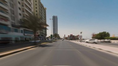 Gündüz vakti Ajman 'ın zaman ayarlı hiperhızlandırılmış caddelerinde sür. Ajman, Birleşik Arap Emirlikleri 'nde Ajman Emirliğinin başkentidir. Bulanık hareket