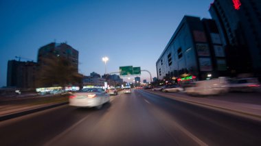 Gece vakti Ajman 'ın zaman ayarlı hiperhızlandırılmış caddelerinde ışıklarla dolaşmak. Ajman, Birleşik Arap Emirlikleri 'nde Ajman Emirliğinin başkentidir. Bulanık hareket