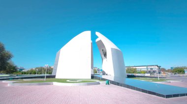 Onurlu Kahramanlar: Mangistau Savaş Anıtı Stela Timelapse Hiperlapse Sonsuz Alev 'de. Aktau, Kazakistan, Mangystau 'daki Büyük Vatansever Savaş Kahramanlarının Portreleri