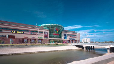 Aktobe City Alışveriş Merkezi Zaman Aşımı Hiperlapası. Bir Nehir ve Köprü, Bulutlu Gökyüzü Altında Batı Kazakistan 'ın Şehir Nabzı' na bir bakış sunuyor.