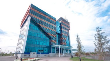 Aktobe City, Batı Kazakistan 'da Modern Office Building Timelapse Hyperlapse. Bulutlar Tepemizde Sürükleniyor, Bölgenin Gelişmişliğini Yansıtıyor