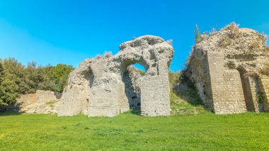 Anfiteatro Severiano Timelapse Hyperlapse, Albano Laziale, İtalya 'da. Tarihin doğanın tuvaliyle buluştuğu Yeşil Çimen ve Gökyüzü Büyüleyici Görünümü