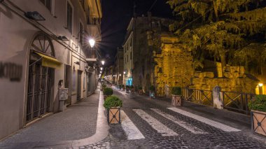 Albano Laziale 'nin İtalya' daki Ortaçağ Sokak Gecesi Hiperlapası 'nda hızlı koşu. Ana yolda dolaşmak, Aydınlatılmış Gezgin Mücevherler ile süslenmek, Tarihi Büyüyü kucaklamak
