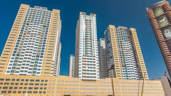 Ajman zaman ayarlı emirlik hiperhızlandırılmış modern yeni kuleler. Ajman 'ın yerleşim yeri ve ofis gökdelenleri olan şehir manzarası. Birleşik Arap Emirlikleri.