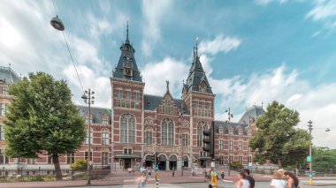Rijksmuseum 'dan Hiperlapse, Amsterdam' daki müze meydanında ünlü bir turistik mekan. Hollanda Ulusal Müzesi, Hollanda sanat ve tarih zaman dilimine adanmıştır. Girişte yürüyen insanlar.