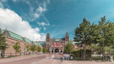 Rijksmuseum 'dan Hiperlapse, Amsterdam' daki müze meydanında ünlü bir turistik mekan. Hollanda Ulusal Müzesi, Hollanda sanat ve tarih zaman çizelgesine adanmıştır. Bir yolda yürüyen insanlar