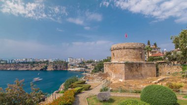 Hıdırlık Kulesi Antalya timelapse hyperlapse liman deniz Körfezi manzaralı kaş kasabasında eski bir şehirdir. Mavi bulutlu gökyüzü yaz gün