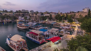 Türkiye 'nin Antalya kentindeki Antalya kentindeki Antalya kentindeki yat limanı ve kırmızı ev çatılarının hava görüntüsü. Antalya 'nın Turistik Şehir Merkezindeki Deniz Koyu.