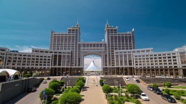 Astana 'nın başkenti Kazakistan' daki köprüden Nur-Sultan 'da hipervane hızına ulaşan çeşmelerle dolu yeni bir iş yeri zaman dilimi. Hava görünümü