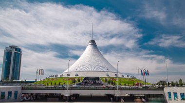 Kazakistan, Nur-Sultan 'da Khan Shatyr zaman atlaması. Khan Shatyr Kazakistan Cumhuriyeti 'nin başkenti Astana' da yer almaktadır. Şehir sakinleri yürüyor ve dinleniyor..
