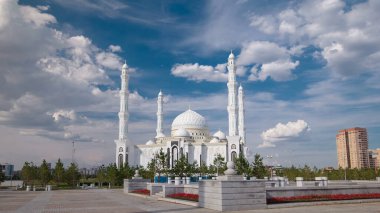 Astana 'daki Hazrat Sultan Camii mavi bulutlu gökyüzü, Nur-Sultan şehri, Kazakistan. Parktan görüntüle