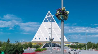 Barış ve Uzlaşma Sarayı 'nın dışında park ve çeşmelerle hızlandırılmış zaman atlaması var. Kazakistan, Nur-Sultan şehri