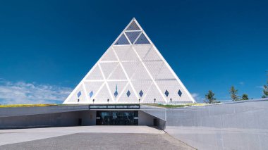 Barış ve Uzlaşma Sarayı 'nın girişi zaman aşımına uğruyor. Park ve çeşmeler de yakında. Kazakistan, Nur-Sultan şehri