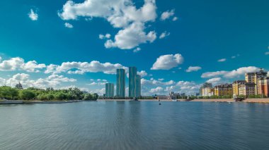 Astana, Kazakistan. Keyif teknesinden Astana 'da Ishim nehrinde hareketli bir seyahat görüntüsü. Mavi gökyüzü ve bulutlarla dolu bir yaz gününde. Bulanık hareket