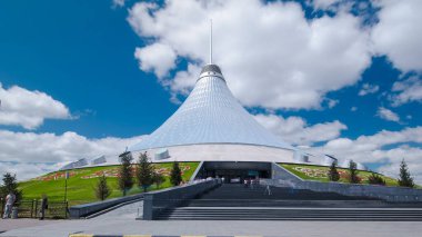 Nur-Sultan şehrinde Khan Shatyr zaman atlamasına giriş. Khan Shatyr Kazakistan Cumhuriyeti 'nin başkenti Astana' da yer almaktadır. Şehir sakinleri yürüyor ve dinleniyor..