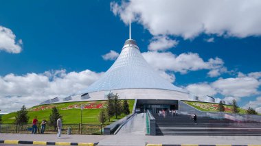 Nur-Sultan şehrinde Khan Shatyr zaman atlamasına giriş. Khan Shatyr Kazakistan Cumhuriyeti 'nin başkenti Astana' da yer almaktadır. Şehir sakinleri yürüyor ve dinleniyor..