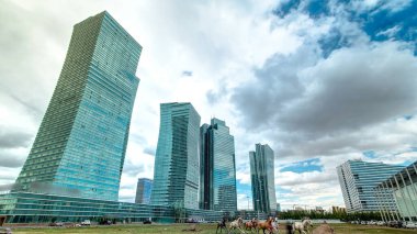 Nurzhol Bulvarı zaman kavşağı hiperhız. Modern yeni ofis binası yakınlarındaki atlar cumhuriyetin başkentindedir. Nur-Sultan şehri, Kazakistan.