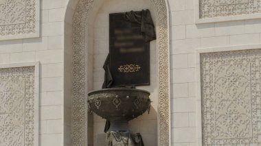 Zafer kemeri zamanlaması bardakla ve şehrin orta kısmında yaz günü Kazakistan 'ın Nur-Sultan şehrinde bulutlarla hızlandırıldı..