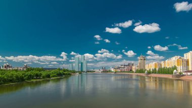 Astana 'da modern yerleşim kuleleri olan Yesil Nehri zaman atlaması. Park ve rıhtım tarafında. Nur-Sultan şehri, Kazakistan.