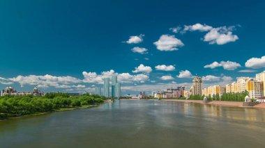 Astana 'da modern yerleşim kuleleri olan Yesil Nehri zaman atlaması. Park ve rıhtım tarafında. Nur-Sultan şehri, Kazakistan.