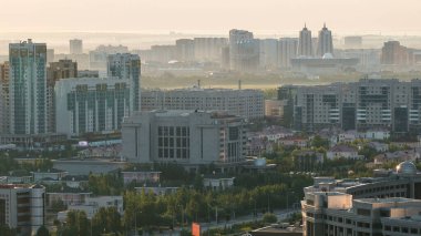 Sis, Nur-Sultan şehri, Kazakistan, Orta Asya 'nın güneş doğuşuyla birlikte şehir merkezi ve merkez iş bölgesi hava sahasının sabah görüntüsünün yükseltilmesi