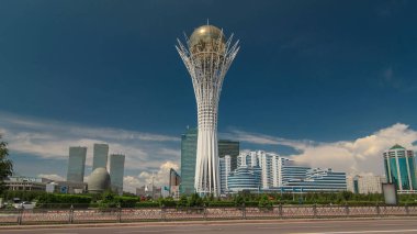 Bayterek zaman atlaması Astana 'da bir anıt ve gözlem kulesidir. Arka planında modern binalar olan şehrin ana sembolü. Nur-Sultan şehri, Kazakistan