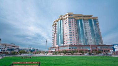 Atyrau City, Kazakistan 'daki Modern Konut Binalarının Zaman Hızı. Güneşli Bir Gün, Mavi Bulutlu Gökyüzü Altında Gölgelerin Neşeli Dansını Yapıyor.