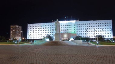 Sultan Beibars anıtı, Kazakistan 'ın Atyrau şehrinde Gece Zaman Hızı. Tarihsel Görkemi Kutlarken Gece Gökyüzü Altındaki Aydınlanmış Övgüye Tanık Ol.