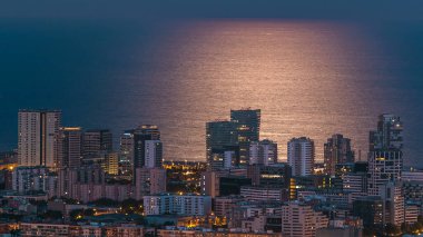 Yükselen dolunaydan, Akdeniz 'den ve Bunkers Carmel' den gelen binalardan gelen ay yolu ile Barcelona 'nın ufuk çizgisi zaman çizgisi manzarası. Katalonya, İspanya