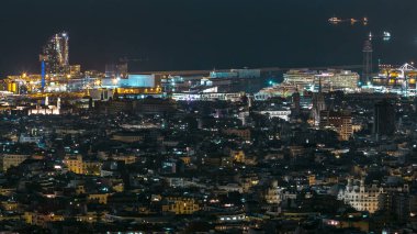Barcelona 'nın ufuk çizgisi gece zaman çizelgesi, Akdeniz ve Barselona limanı Bunkers Carmel' den teleferikli. Katalonya, İspanya