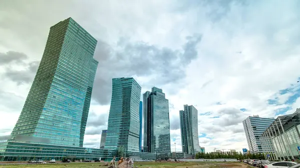 Nurzhol Bulvarı zaman kavşağı hiperhız. Modern yeni ofis binası yakınlarındaki atlar cumhuriyetin başkentindedir. Nur-Sultan şehri, Kazakistan.