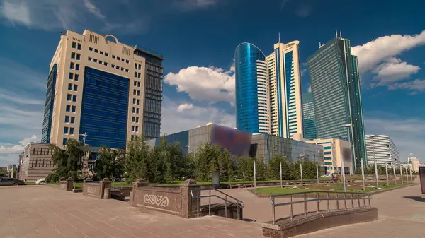 Nurzhol Bulvarı zaman kavşağı hiperhız. Modern yeni ofis binasının kuleleri Cumhuriyetin başkentinde yer almaktadır. Nur-Sultan şehri, Kazakistan