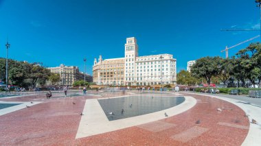 Barcelona 'nın Merkez Meydanı Placa de Catalunya' daki Zaman Hızı Hareketi. İnsanlarla Dinamik Sahne, Merkezi Çeşme ve Şehir Yaşamına Hayat Arkaplanı Olarak Hizmet Veren Bir Çiçek Yatağı