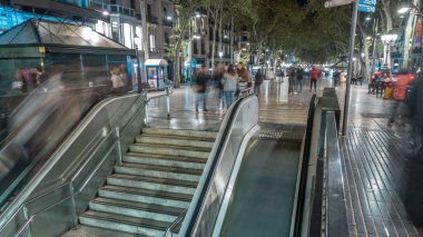 Metro ile Barcelona gece timelapse hyperlapse İspanya La Rambla Caddesi'ne çıkın. Binlerce insan her gün tarafından popüler bu trafiğe kapalı alana yürüyerek. Merdivenler ve yürüyen merdiven