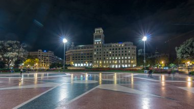Orta Barselona 'daki Aydınlanmış Placa de Catalunya' nın Zaman Hızı. Şehir Merkezi Olarak Büyük Bir Meydan, Merkez Çeşme ve Gece Tepesi Arkaplanı Olarak Çiçek Yatağı