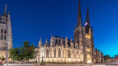 Saint-Andre de Bordeaux Katedrali. Gün batımından sonra ikiz kuleleri olan bir geçiş dönemi. Meydandaki aydınlatılmış binalar sakin bir kentsel atmosfer yaratıyor. Bordeaux, Fransa