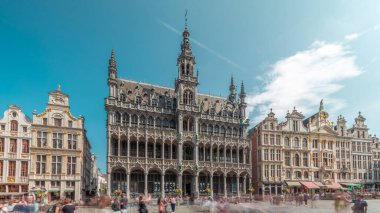 Brüksel, Belçika 'daki Grand Place' te Maison du Roi (King 's House) ön cephesinin zaman atlaması. Gotik tarzı bir apartman, eski lonca binası, şimdi Brüksel Şehir Müzesi 'nin evi. UNESCO Dünya Mirası Alanı