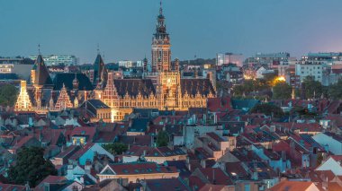 Brüksel, Belçika 'daki Schaerbeek Belediye Binası' nın hava görüntüsü. Neo-Rönesans mimarisi kırmızı çatılı evlerle çevrili. Şehir manzarası ve tarihi cazibe