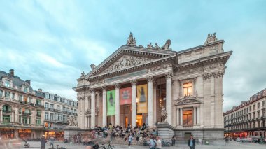 Akşamları Brüksel Borsası 'nın Neo-Rönesans ve İkinci İmparatorluk stillerinde dramatik bulutların zaman aşımına uğraması. Grand Place yakınlarındaki ikonik cephe, Belçika 'nın finansal mirasını gözler önüne seriyor.
