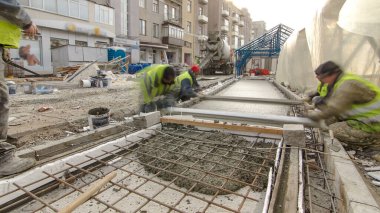 Çelik şebeke takviyesi yaptıktan sonra beton karıştırıcı hiperhızlandırıcı ile yolu açmak için hazır beton dökülüyor. Şehir caddesindeki tramvay raylarının yeniden inşası