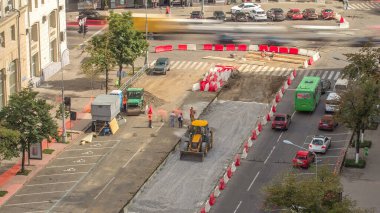 Buldozer hareket eder ve zamanı gelince toprağı ve molozu yayar. Tramvay raylarının yeniden inşası için sarı buldozer kullanın. Yol yapım aşamasında. Havadan üst görünüm
