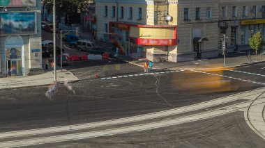 Yol yol onarım ücreti timelapse asfaltlama sonra çizgi. Tramvay hava üstten görünüm yeniden yapılanma izler. Yol yapımı için makineler. İnşaat işçileri yol tamir.