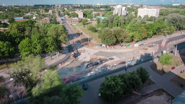 Tramvay rayları onarılan ve panoramik panoramik zaman ayarlı yol inşaatı. Beton kavşağın orta kısmında işe yarar. Metal ızgara boşaltılıyor